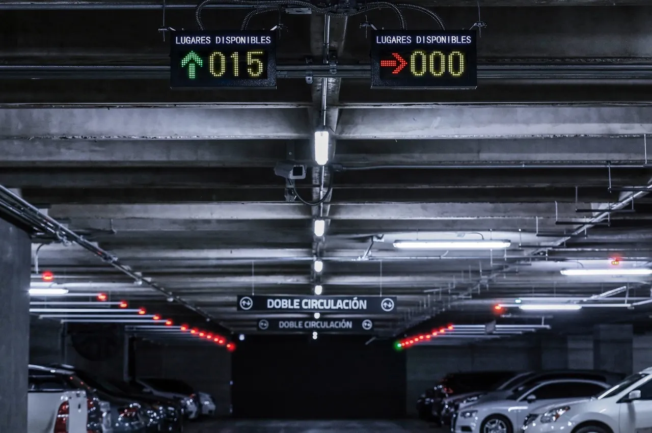 Estacionamiento con señalización de lugares disponibles por dirección
